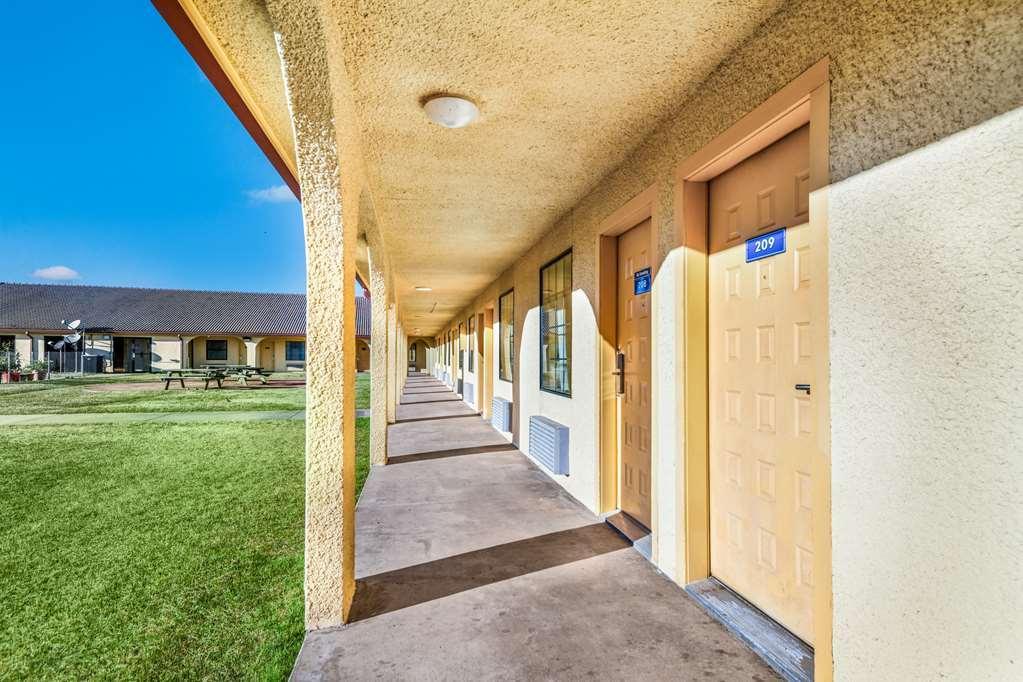 Americas Best Value Inn Bonham Extérieur photo
