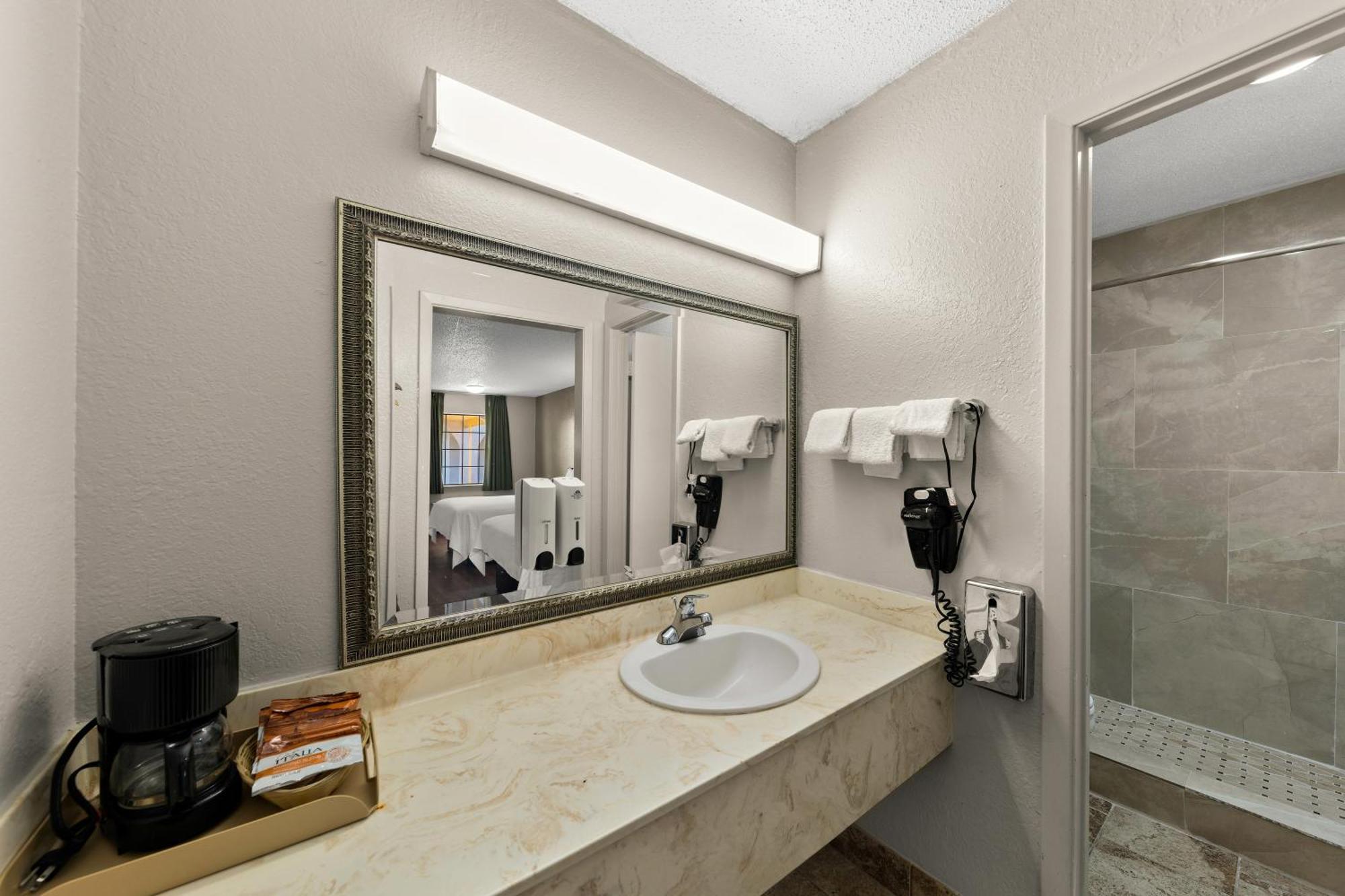 Americas Best Value Inn Bonham Extérieur photo