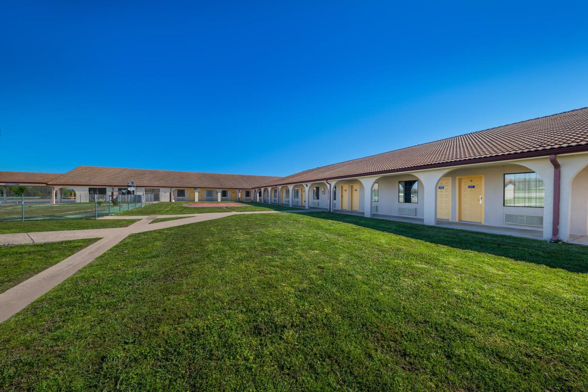 Americas Best Value Inn Bonham Extérieur photo